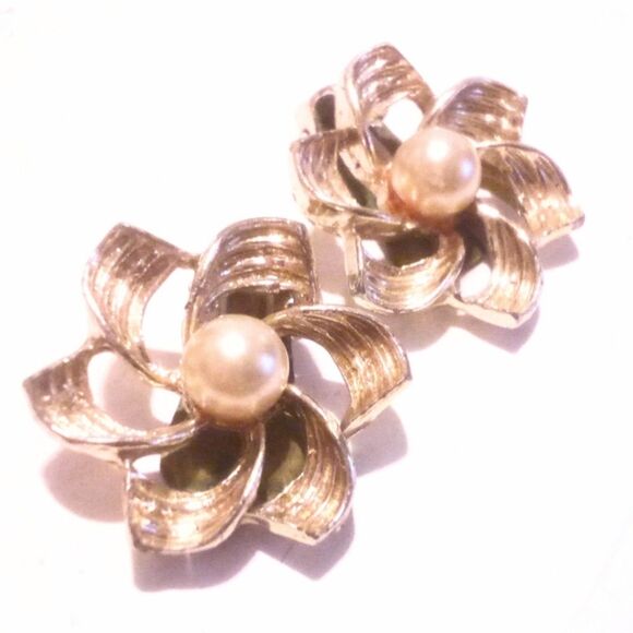 Vintage Gold Tone Pearl Accented Flower Clip On Earrings - Picture 1 of 3